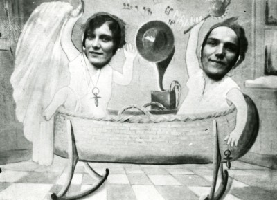 Kermisbezoekers laten zich fotograferen in een decor.