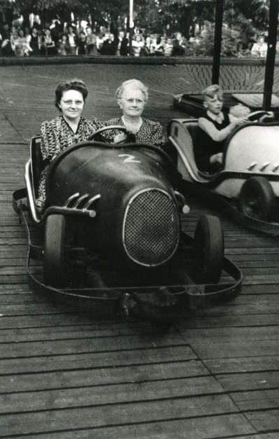 Kermis. Twee dames vermaken zich op de racebaan. Geheel links Jana van Hoof.