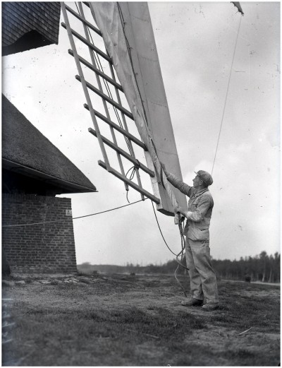 De molenaar spant de zeilen op de wieken van de molen, Heeze-Leende 1938 (foto: collectie RHC Eindhoven nr. 0128240)