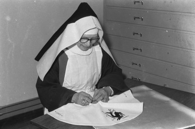 Naaien en borduren van liturgische kleding, Velp (foto: J. Smeets, collectie BHIC nr. BHI002004340_005)