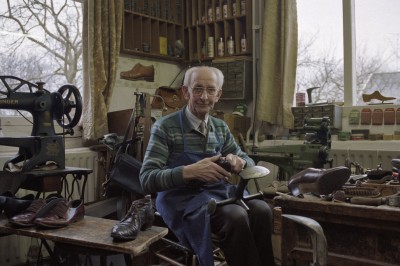 Aan het werk in de schoenmakerij, Grave 1994 (foto: J. Smeets, collectie BHIC nr. BHIC BHI002005479_001 )