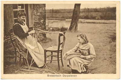 Mattenvlechten, Noord-Brabant 1926 (foto: Uitg. Roukes & Erhart, collectie RHC Eindhoven nr. 0018166)