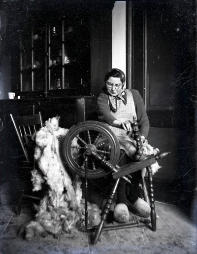 Vrouw aan het spinnewiel, Grave (foto: J. Smeets, collectie BHIC nr. 1907-006449)