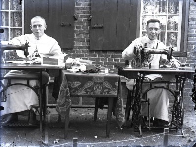 Twee mannen achter een naaimachine, Goirle 1914 (foto: Fotoarchief Huub de Bonte, collectie Regionaal Archief Tilburg nr. 651575)