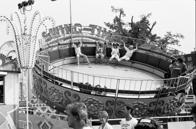 Bezoekers van de kermis in de Swing-Time.