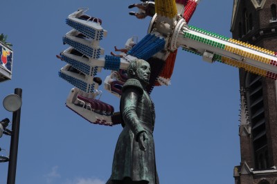 Standbeeld van Willem II tijdens de kermis.