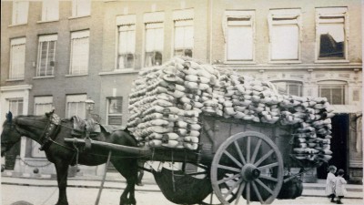 Klompenmaker op weg naar de markt, 's-Hertogenbosch 1910 (foto: A. Nielen, collectie BHIC nr. DCVAR-000829)