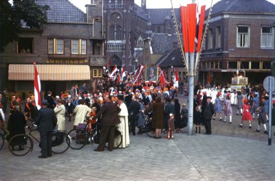 Troonwisseling Wilhelmina - Juliana, Veghel 1948 (foto: J. van Eerd, collectie BHIC nr. 1955-003135) 