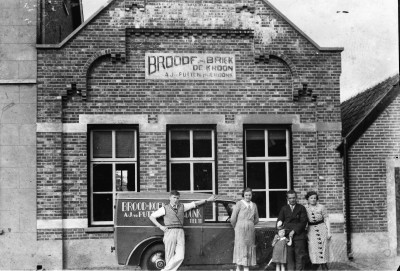 Johan van Eerd (links), leerling bakker bij broodfabriek de Kroon van A.J. van de Putten in Boerdonk, Beek en Donk ca. 1940 (foto: J. van Eerd, collectie BHIC nr. 1955-004319) 