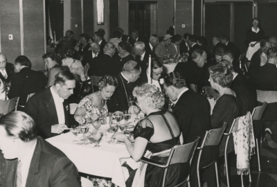 Het diner met links in het midden Frits Philips