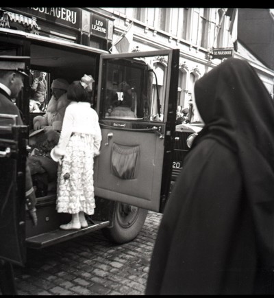 Koningin Wilhelmina is een auto in Tilburg voor de onthulling van het standbeeld van Koning Willem II in Tilburg.