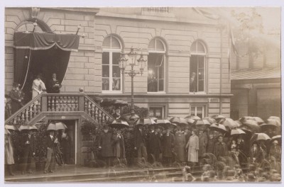 Koningin Wilhelmina en delegatie op het bordes van het voormalige stadhuis van Tilburg ter gelegenheid van de onthulling van het standbeeld van Koning Willem II in Tilburg.