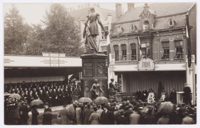 De onthulling van het standbeeld van Willem II in Tilburg in 1924.