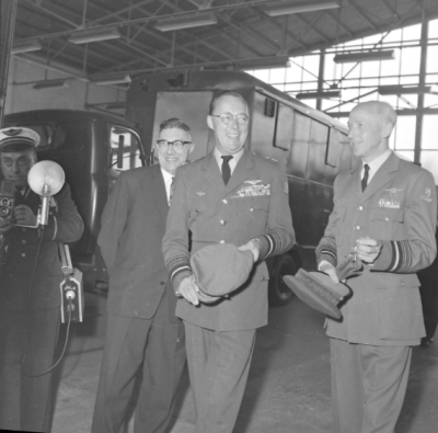 Prins Bernhard op vliegbasis juni 1959.