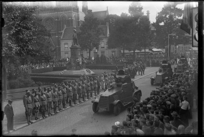 Een militaire parade passeert het standbeeld van Koning Willem II in 1936.