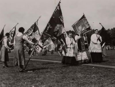Mgr. Diepen wordt verwelkomd op de Boerinnendag in 1934.