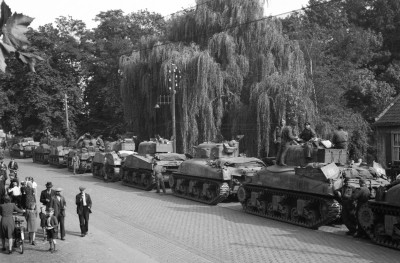 Tanks van de Britse Guards Armoured Division, Veghel september 1944 (foto: Johan van Eerd, collectie BHIC nr. 1955-000064)