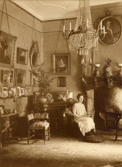Jonkvrouw Mary Kolfschoten-Verheyen (1883-1927) in een woonvertrek van Kasteel op Zand.