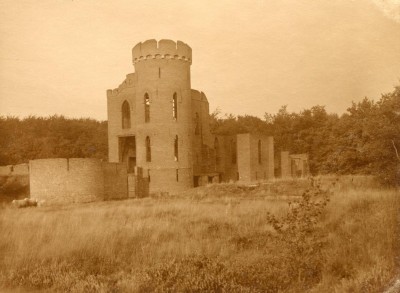 Ruine bij het Kasteel van Loon op Zand omstreeks 1900.
