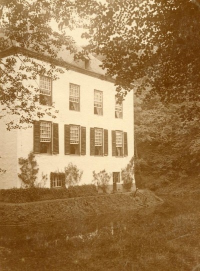 Het witte kasteel van Loon op Zand omstreeks 1900. 