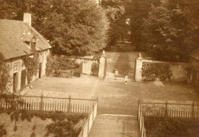 Twee kinderen op de binnenplaats van het Witte Kasteel van Loon op Zand omstreeks 1900.