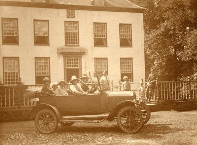 Familie Kolfschoten-Verheijen voor het Witte Kasteel in Loon op Zand omstreeks 1900-1930.