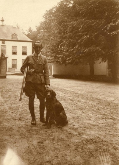 Een jager met hond voor het Witte Kasteel van Loon op Zand.