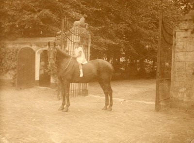 Olivier (Oliviertje) van Stratum uit Loon op Zand op een paard omstreeks 1900.