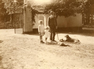 Jhr. Eugène Verheijen met waarschijnlijk kleinkinderen en honden bij het Witte Kasteel van Loon op Zand omstreeks 1900.
