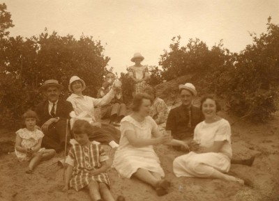 Bewoners van het Witte Kasteel in Loon op Zand tijdens een picknick in de duinen omstreeks 1900.