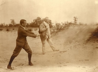 Golfen in de duinen omstreeks 1900.