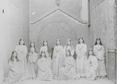 Toneelspelers van het mysteriespel De sevenste Bliscap van onser vrouwen, 's-Hertogenbosch 1913 (foto: A.C. Verhees, collectie Erfgoed 's-Hertogenbosch nr. 0060732)