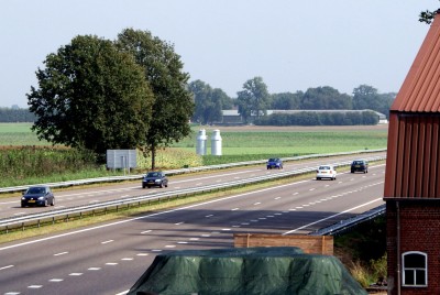 De twee melkbussen van vijf meter hoog langd de A58 herinneren aan het zuivelverleden van Wouw, Heerle 2012 (foto: E.A. de Rooij, collectie West-Brabants Archief nr. 2012-00862)
