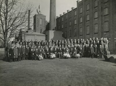 Het 25-jarige bestaan van N.V. Lederfabriek Noord Brabant op 18 maart 1936. Groepsfoto van de directie en het personeel, zie ook film F28530013.