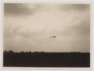 Luchtvaart. Het eerste vliegtuig boven Tilburg bij gelegenheid van de Internationale tentoonstelling op de Bosscheweg in aug./sept 1913 de Bleriot van Olieslagers. 