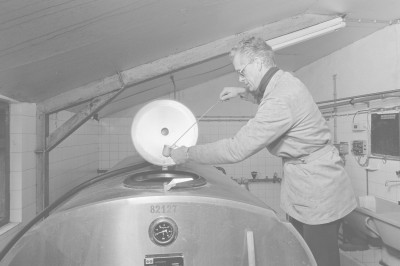 Piet Mangelaars met tankwagen DMV/Campina monstert melk bij boerderij, Heerle 1986 (foto: Thom van Amsterdam, collectie West-Brabants Archief nr. AM09136-13)