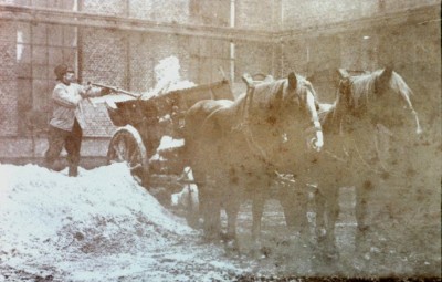 Man laadt wagen bij melkfabriek, Roosendaal 1935 (foto: fotograaf onbekend, collectie West-Brabants Archief nr. K20236)