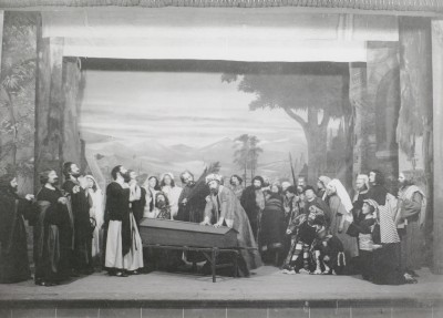 Uitvoering van het 15e eeuws mysteriespel Die sevenste Bliscap van onser Vrouwen, 's-Hertogenbosch 1913 (fotograaf onbekend, collectie Erfgoed 's-Hertogenbosch nr. 0010925)