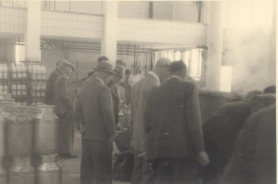 Excursie van gemeenteraad naar de "Coöperatieve Zuivelfabriek te Wouw", Heerle 1950 (foto: J.C. van Wessel, collectie West-Brabants Archief nr. K22093) 