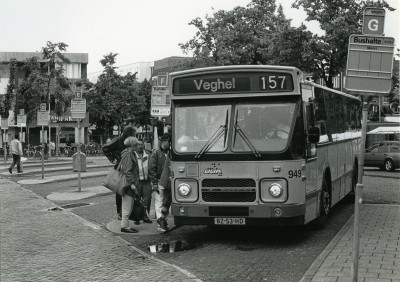 Lijn 157 naar Veghel staat klaar voor vertrek, Uden 1994 (foto: fotograaf onbekend, collectie BHIC nr. 1608-005980)