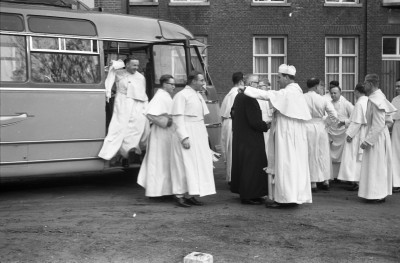 Kloosterlingen van de De Essenburgh stappen uit de bus, Heeswijk 1957 (foto: Abdij van Berne, collectie BHIC nr. 1695-004088)