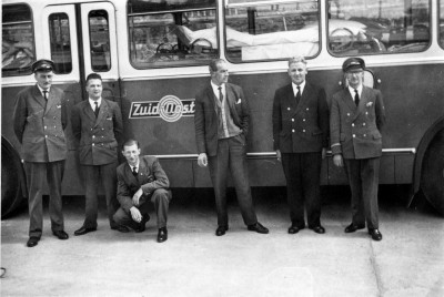 Bedevaartsbus van de Zuid-Ooster met ziekenvervoer, Beauraing (België) (foto: H. van de Berg, collectie BHIC nr. 2126-000246)