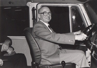 Pastoor uit Venhorst als vrijwillig chauffeur van de buurtbus, Boekel 1979 (foto: fotograaf onbekend, collectie BHIC nr. BCB1714)