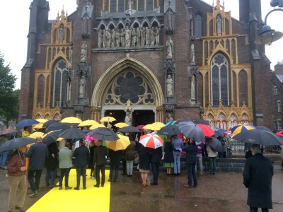 Onthulling arcaturen op de voorgevel van de Lambertuskerk, Veghel 2021 (foto: Emiel Verwijst, collectie BHIC nr. DCVERWIJST-001359)