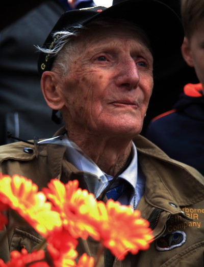 Tweede Wereldoorlog veteraan Jim 'Pee Wee’ Martin maakt op 98 jarige leeftijd een herdenkingssprong uit een vliegtuig, Vlagheide Eerde 2019 (foto: Emiel Verwijst, collectie BHIC nr. CVERWIJST-002530)