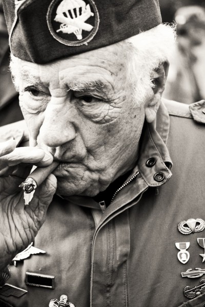 Tweede Wereldoorlog veteraan Vincent Speranza maakt een herdenkingssprong uit een vliegtuig, Vlagheide Eerde 2019 (foto: Emiel Verwijst, collectie BHIC nr. DCVERWIJST-002557)