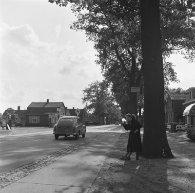 Wachten bij de bushalte (foto: J. Schellinx, collectie BHIC)