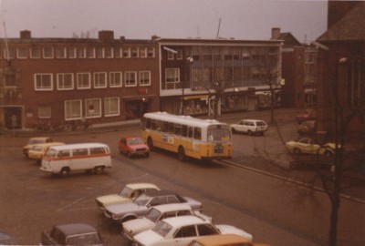 De markt met auto's en een BBA-bus, Veghel 1980 (foto: fotograaf onbekend, collectie BHIC nr. FOTOSC.1941)