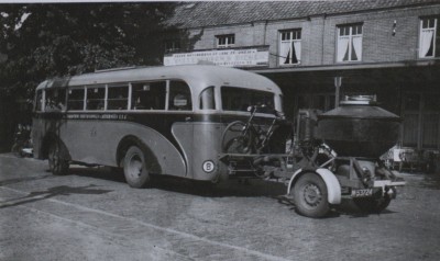 Autobus van de BBA met kolengasgenerator, Sint-Michielsgestel ca. 1943 (foto: fotograaf onbekend, collectie BHIC nr. FOTOSM.0474)
