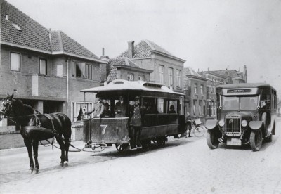 De paardentram en de autobus naar Boxtel in de Taalstraat, Vught ca. 1929 (foto: politie Vught, collectie BHIC nr. FOTOVU.1188)